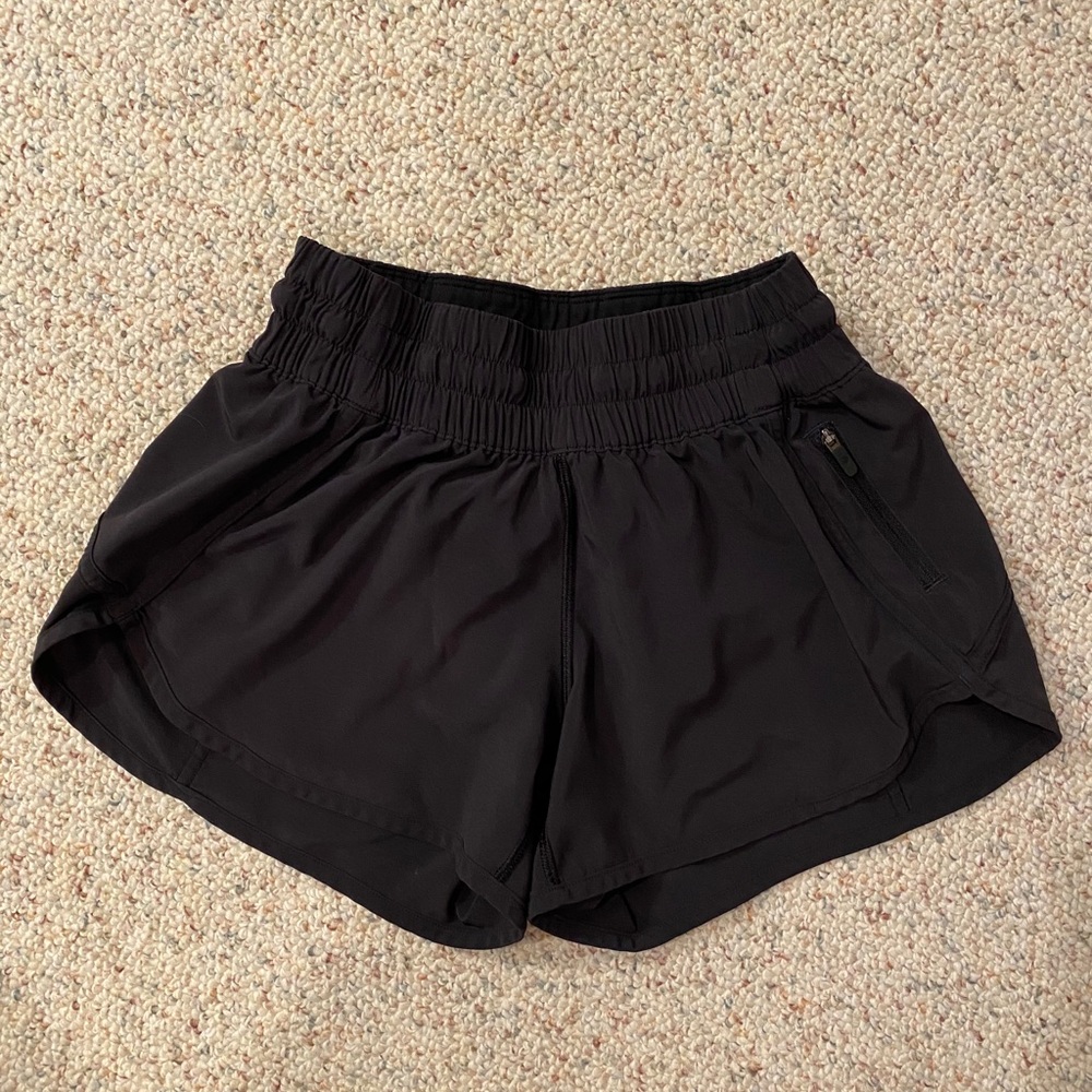 Lululemon Tracker short 4” size 6